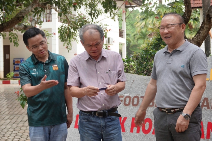 hlv park hang seo tang qua cho bau duc