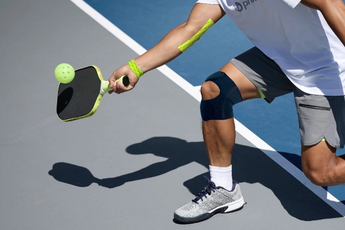 nguoi dan ong choi pickleball bi chan thuong