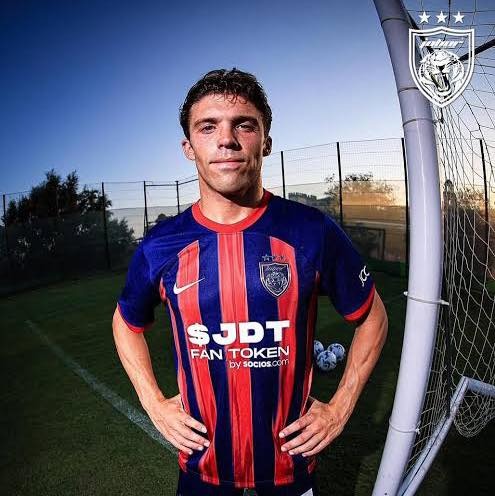 them 1 cau thu malaysia nhap tich lau