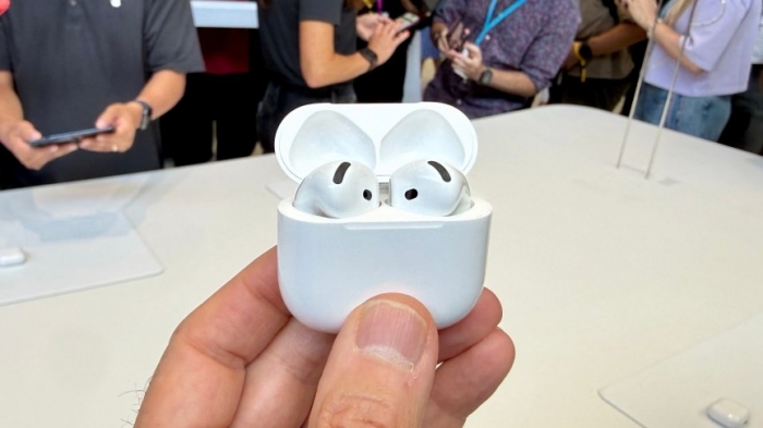AirPods-5-in-hand_1