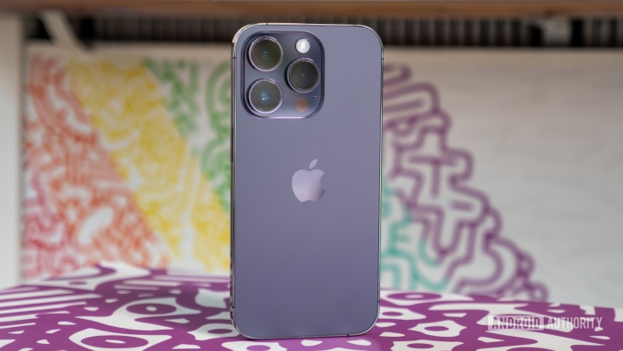 apple-iphone-14-pro-standing