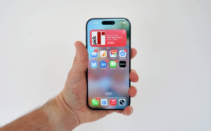 apple-iphone-17-review-2025-12