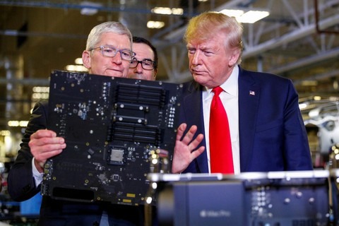 trump-tim-cook-17445359154311941115305