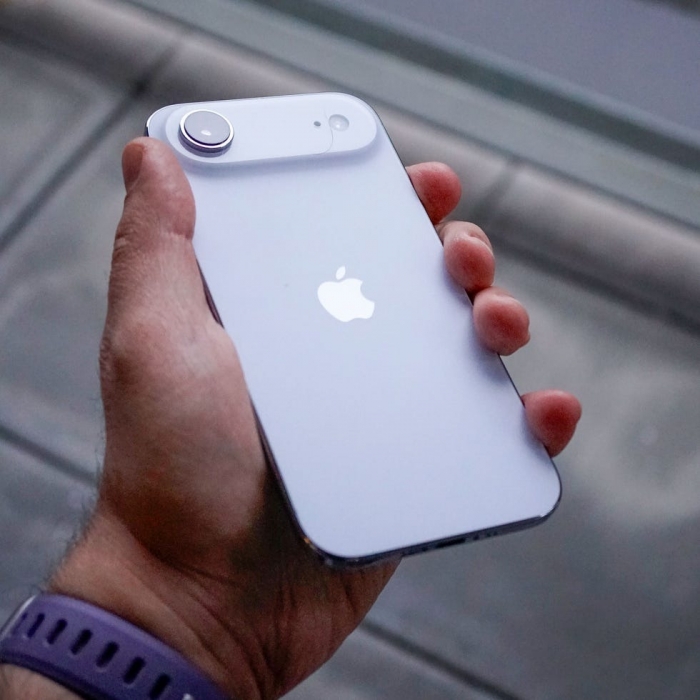 iphone-air-in-hand-6938605b6023f