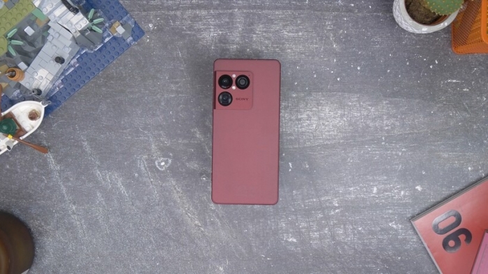Xperia-1-VIII-top-down-back-wide-820x461
