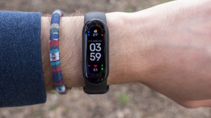 xiaomi-mi-band-6-review-watch-face-display-on-wrist-2-2048x1152