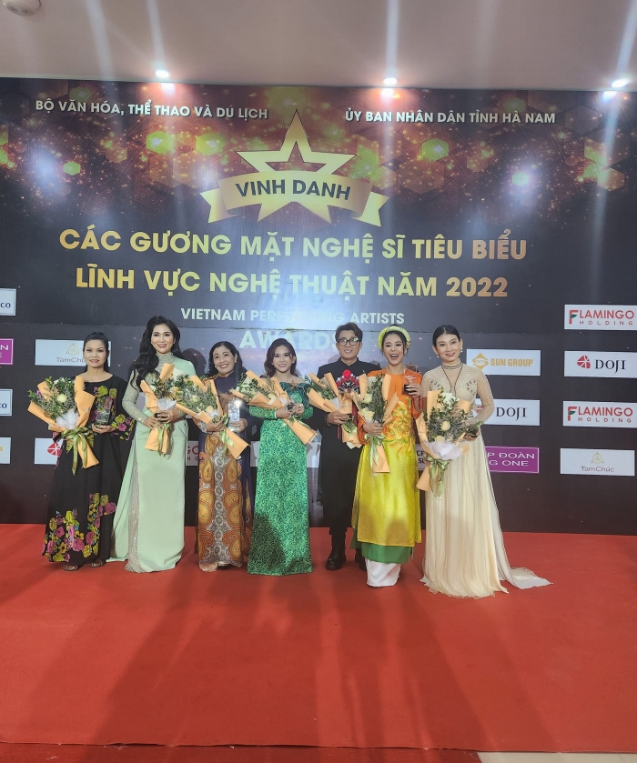 Binh-tinh-hanh-phuc-khi-nhan-duoc-cup-nghe-si-tieu-bieu-nganh-nghe-thuat-bieu-dien-nam-2022-5