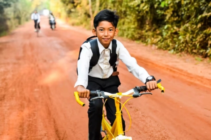 Cau-be-ban-hang-rong-noi-troi-chay-16-thu-tieng-doi-doi-nho-nho-mot-clip-duoc-dang-len-mang-xa-hoi