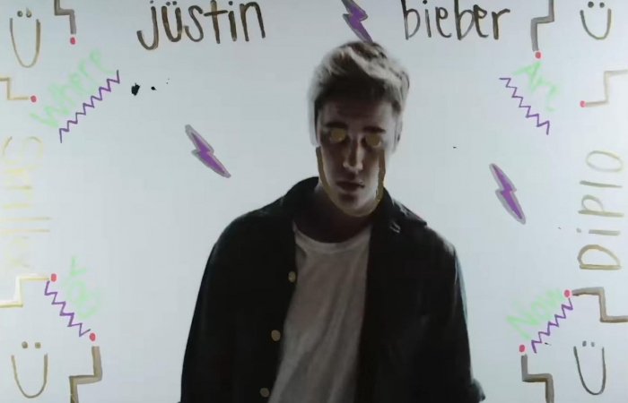 Cdm-discovers-justin-bieber-releases-sos-signal-through-a-series-of-details-in-the-mv-wherea-are-u-now-13