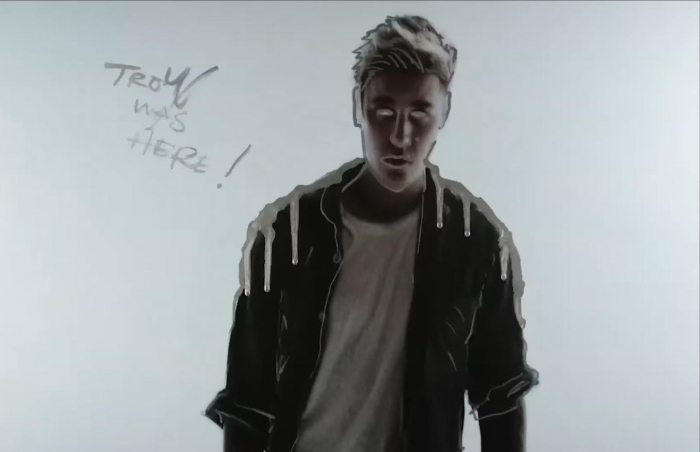 Cdm-discovers-justin-bieber-releases-sos-signal-through-a-series-of-details-in-the-mv-wherea-are-u-now-15