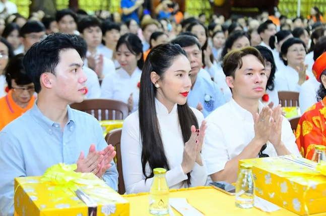 Netizen-xon-xao-ve-loat-anh-thuy-tien-xuat-hien-o-dai-le-vu-lan-2024-1