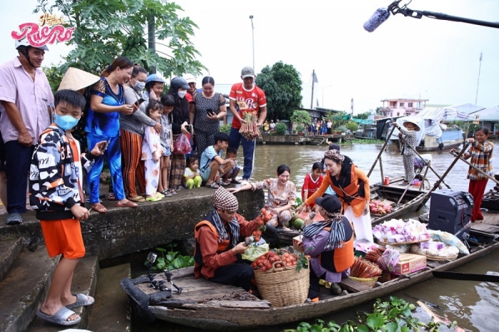 netizen-thich-thu-truoc-khoanh-khac-le-duong-bao-lam-choi-lan-xa-cung-tieu-vy-o-hanh-trinh-ruc-ro-5