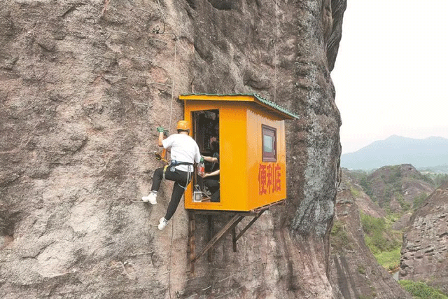 Cua-hang-tien-loi-bat-tien-nhat-the-gioi-nam-cheo-leo-tren-vach-nui-da-dung-dung-thu-hut-du-khach