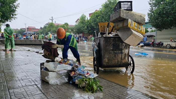 Canh-nguoi-dan-thai-nguyen-tranh-thu-nuoc-rut-tien-hanh-don-dep-hau-qua-sau-tran-lu-lich-su-de-lai-15