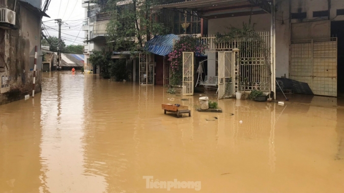 Canh-nguoi-dan-thai-nguyen-tranh-thu-nuoc-rut-tien-hanh-don-dep-hau-qua-sau-tran-lu-lich-su-de-lai-4