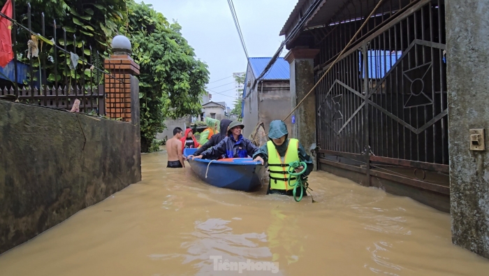 Canh-nguoi-dan-thai-nguyen-tranh-thu-nuoc-rut-tien-hanh-don-dep-hau-qua-sau-tran-lu-lich-su-de-lai-6