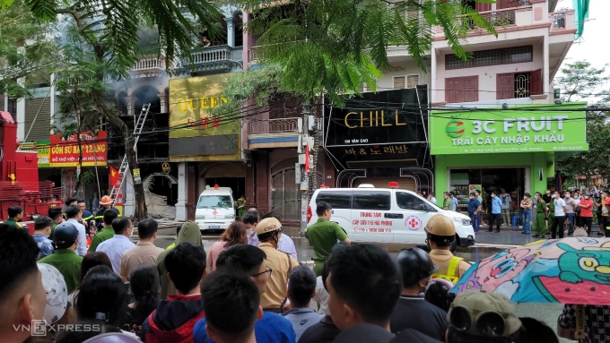 Nong-quan-bar-cao-bon-tang-o-hai-phong-boc-chay-du-doi-ba-nguoi-van-dang-mac-ket-ben-trong-5