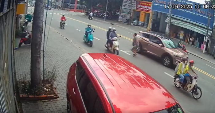loi-khai-gay-phan-no-cua-nguoi-dan-ong-dap-nga-va-chui-boi-co-gai-di-xe-om-cong-nghe-ngay-giua-duong-2