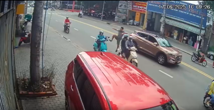 loi-khai-gay-phan-no-cua-nguoi-dan-ong-dap-nga-va-chui-boi-co-gai-di-xe-om-cong-nghe-ngay-giua-duong-3