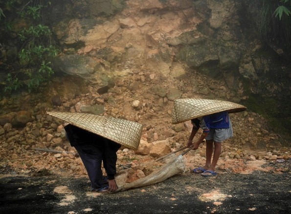 Thong-tin-ve-noi-co-luong-mua-nhieu-nhat-the-gioi-nguoi-dan-co-the-ngui-va-nem-nhung-dam-may