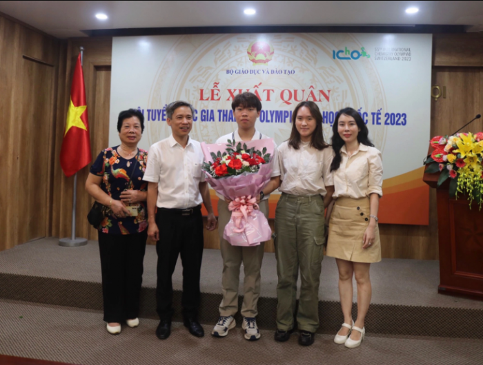 Gia-dinh-hiem-hoi-o-viet-nam-co-bo-la-bac-si-gioi-noi-tieng-2-con-cung-dat-hcv-olympic-quoc-te-3