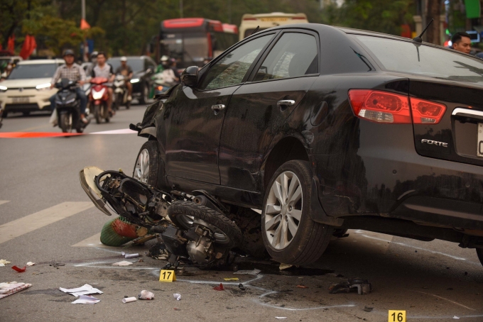 Netizen-xon-xao-khi-lanh-dao-ubnd-quan-tay-ho-noi-ve-nguyen-nhan-gay-nen-vu-xe-o-to-tong-17-xe-may-1