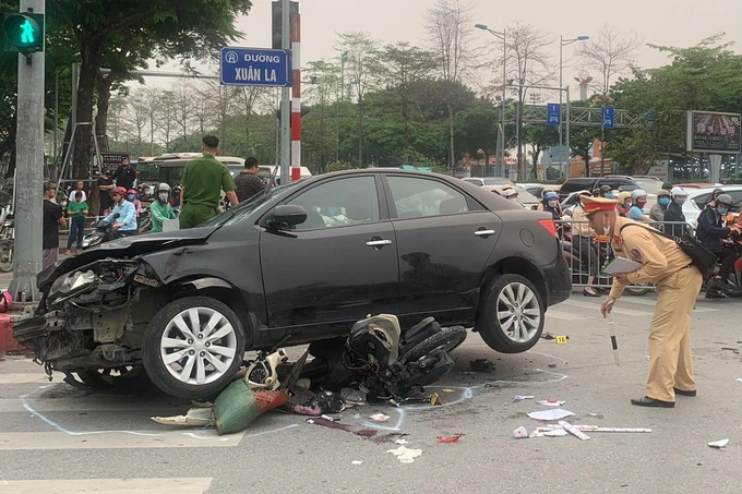 Netizen-xon-xao-khi-lanh-dao-ubnd-quan-tay-ho-noi-ve-nguyen-nhan-gay-nen-vu-xe-o-to-tong-17-xe-may-3