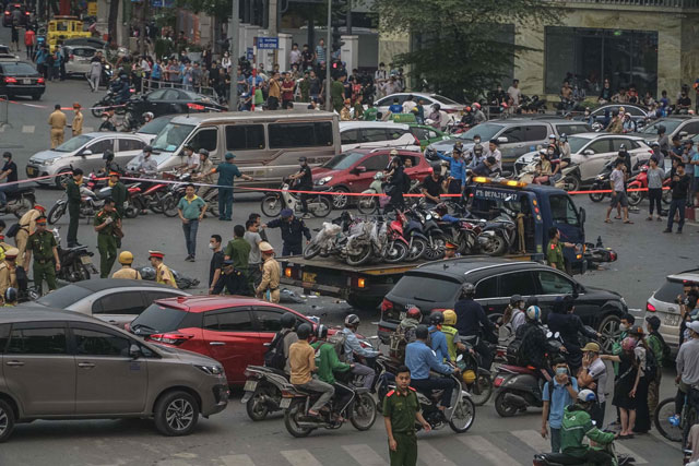 Netizen-xon-xao-khi-lanh-dao-ubnd-quan-tay-ho-noi-ve-nguyen-nhan-gay-nen-vu-xe-o-to-tong-17-xe-may