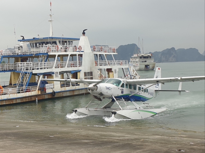 Sau-su-co-may-bay-truc-thang-bell-505-van-bay-ngam-vinh-ha-long-tren-cao-bang-loai-may-bay-khac