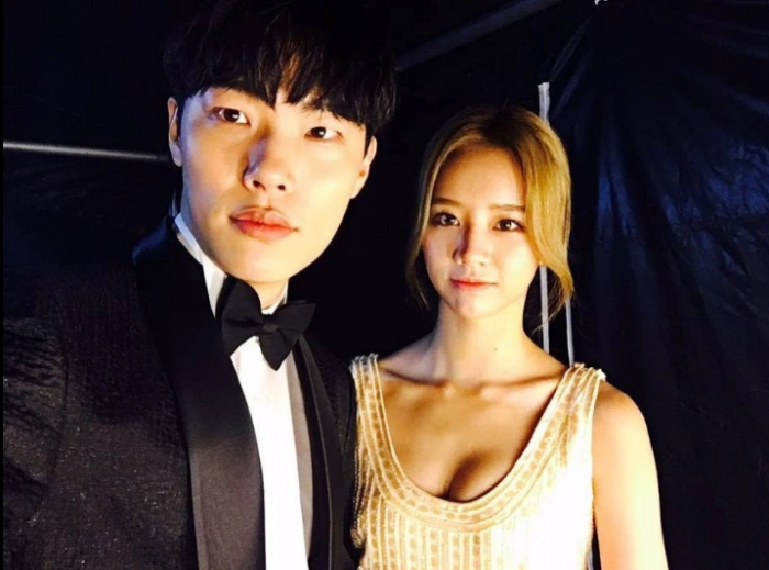 Netizen-xon-xao-khi-ryu-jun-yeol-va-hyeri-chinh-thuc-ve-chung-mot-nha-sau-on-ao-voi-han-so-hee-6