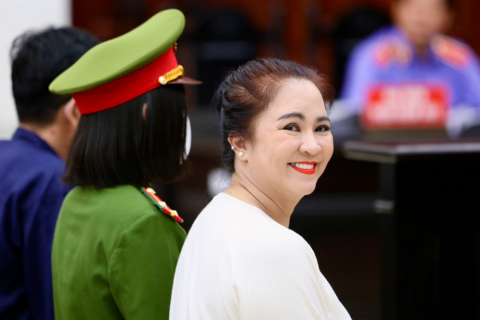 Netizen-xon-xao-ve-dien-mao-tuoi-53-cua-ba-nguyen-phuong-hang-2