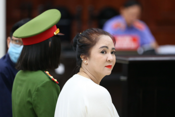 Netizen-xon-xao-ve-dien-mao-tuoi-53-cua-ba-nguyen-phuong-hang-3