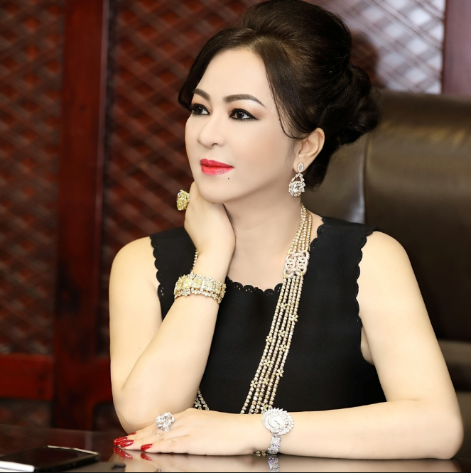 Netizen-xon-xao-ve-dien-mao-tuoi-53-cua-ba-nguyen-phuong-hang