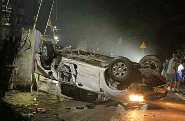 o-to-ban-tai-lat-ngua-va-vao-vo-chong-giao-vien-2-nguoi-thuong-vong-thong-tin-tai-xe-gay-tai-nan-1