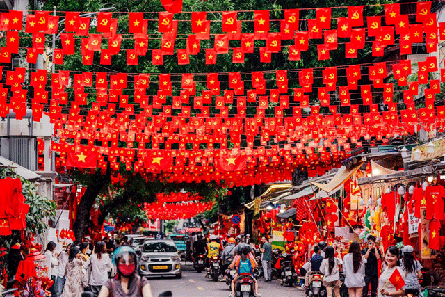 Loat-tuyen-pho-ha-noi-khoac-ao-moi-co-do-sao-vang-cha-mung-80-nam-quoc-khanh-2-9-1
