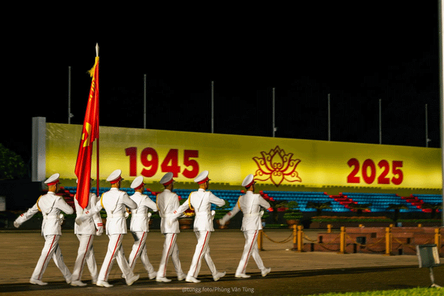 Loat-tuyen-pho-ha-noi-khoac-ao-moi-co-do-sao-vang-cha-mung-80-nam-quoc-khanh-2-9-11