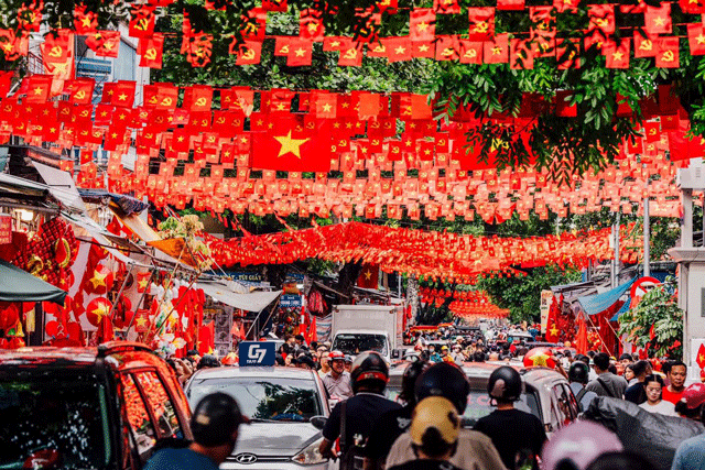 Loat-tuyen-pho-ha-noi-khoac-ao-moi-co-do-sao-vang-cha-mung-80-nam-quoc-khanh-2-9-2