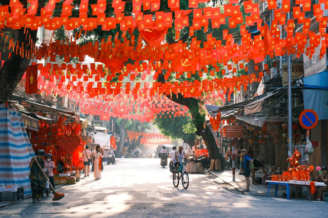 Loat-tuyen-pho-ha-noi-khoac-ao-moi-co-do-sao-vang-cha-mung-80-nam-quoc-khanh-2-9-3