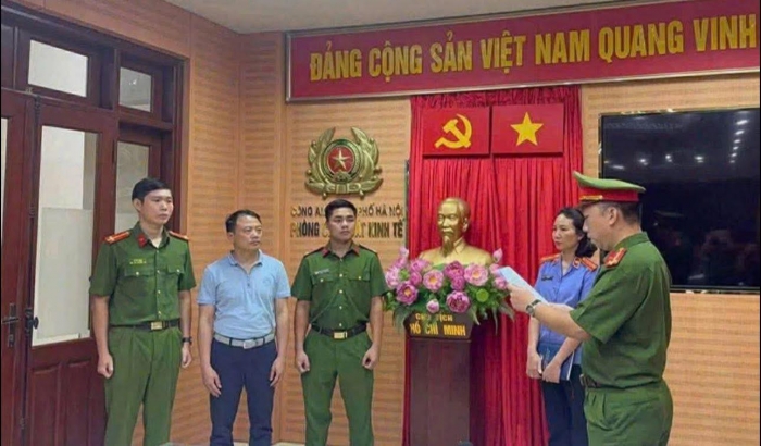 nong-netizen-lien-tuc-noi-tam-biet-sau-hinh-anh-nghi-van-cong-an-dang-doc-va-tong-dat-van-ban-to-tung-shark-binh