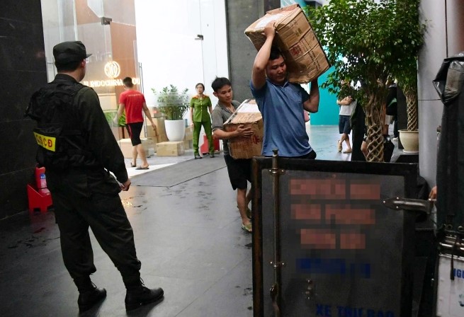 nong-netizen-lien-tuc-noi-tam-biet-sau-hinh-anh-nghi-van-cong-an-dang-doc-va-tong-dat-van-ban-to-tung-shark-binh