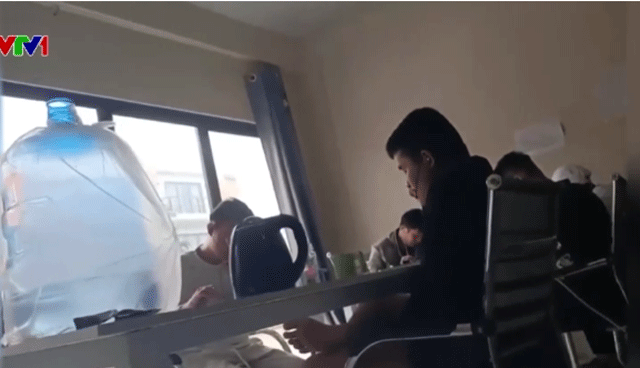 phoi-bay-toan-bo-cuoc-song-cua-ke-lua-dao-trong-duong-day-toi-pham-mang-co-muc-luong-800-trieu-thang