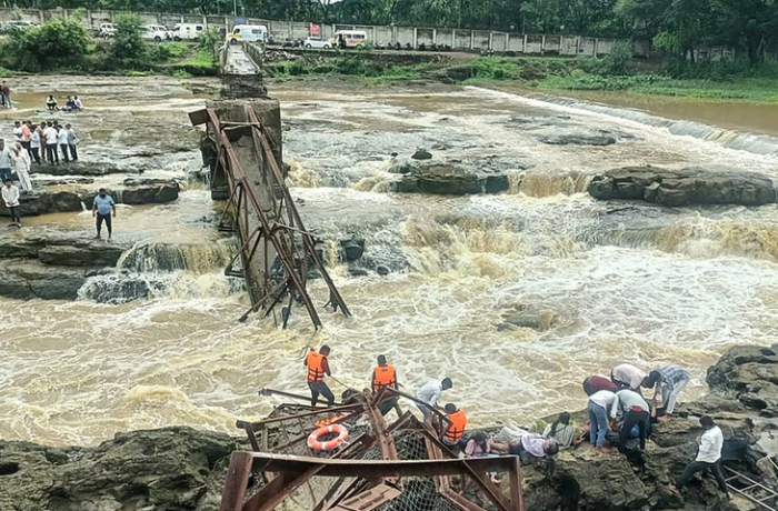sap-cau-sau-mua-lon-hon-100-du-khach-tren-cau-it-nhat-6-nguoi-tu-vong-va-nhieu-nguoi-bi-cuon-troi