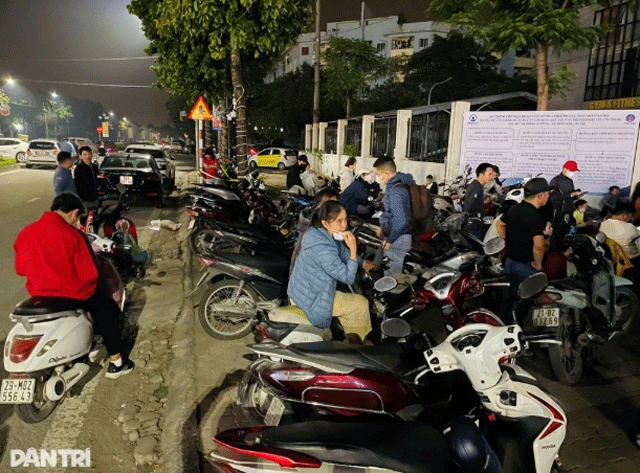 Canh-tuong-tranh-chap-cai-va-chen-lan-mua-nha-o-xa-hoi-tai-ha-noi-co-nguoi-ngat-xiu-tai-cho-3