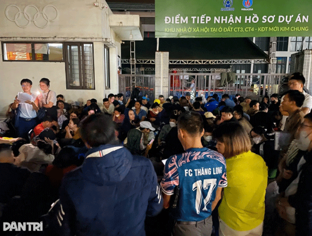 Canh-tuong-tranh-chap-cai-va-chen-lan-mua-nha-o-xa-hoi-tai-ha-noi-co-nguoi-ngat-xiu-tai-cho-4