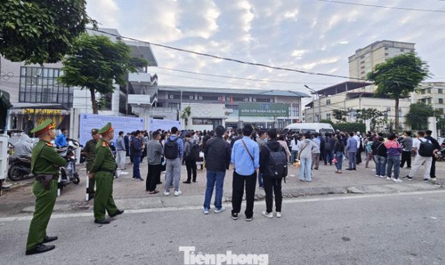 Canh-tuong-tranh-chap-cai-va-chen-lan-mua-nha-o-xa-hoi-tai-ha-noi-co-nguoi-ngat-xiu-tai-cho-6