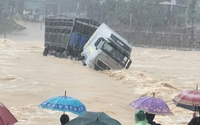 Cuoc-goi-cuoi-cung-giua-tai-xe-xe-tai-voi-vo-truoc-khi-bi-lu-cuon-troi-tinh-hinh-tim-kiem-tai-xe-1