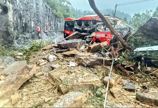 Hien-truong-gay-am-anh-vu-sat-lo-tren-deo-khanh-hoa-vui-lap-xe-khach-danh-tinh-va-tinh-trang-19-nan-nhan-5