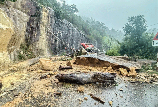 Hien-truong-gay-am-anh-vu-sat-lo-tren-deo-khanh-hoa-vui-lap-xe-khach-danh-tinh-va-tinh-trang-19-nan-nhan-6