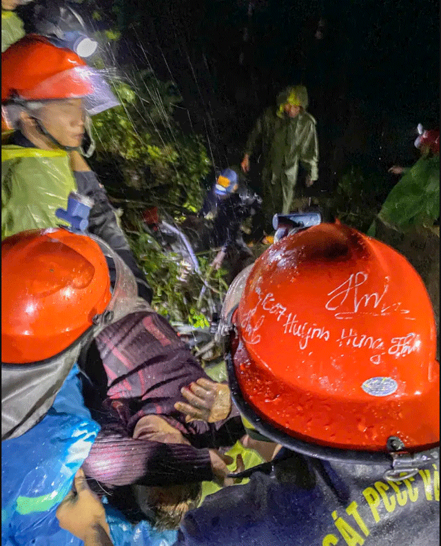 Hien-truong-gay-am-anh-vu-sat-lo-tren-deo-khanh-hoa-vui-lap-xe-khach-danh-tinh-va-tinh-trang-19-nan-nhan-8