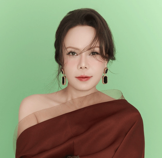 Viet-huong-tuc-toc-lam-ngay-dieu-nay-sau-khi-ha-canh-xuong-viet-nam-he-lo-thai-do-giua-on-ao-xoa-600-clip-2